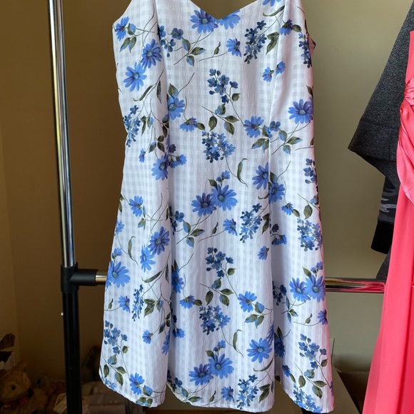 Pretty White Floral Mini Dress - Picture 5 of 5